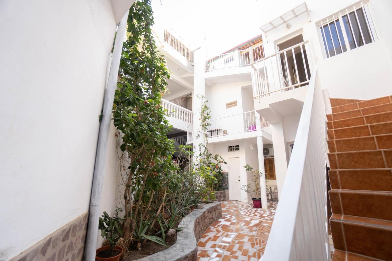 Residencial Che Guevara Bed & Breakfast Mindelo Exterior photo