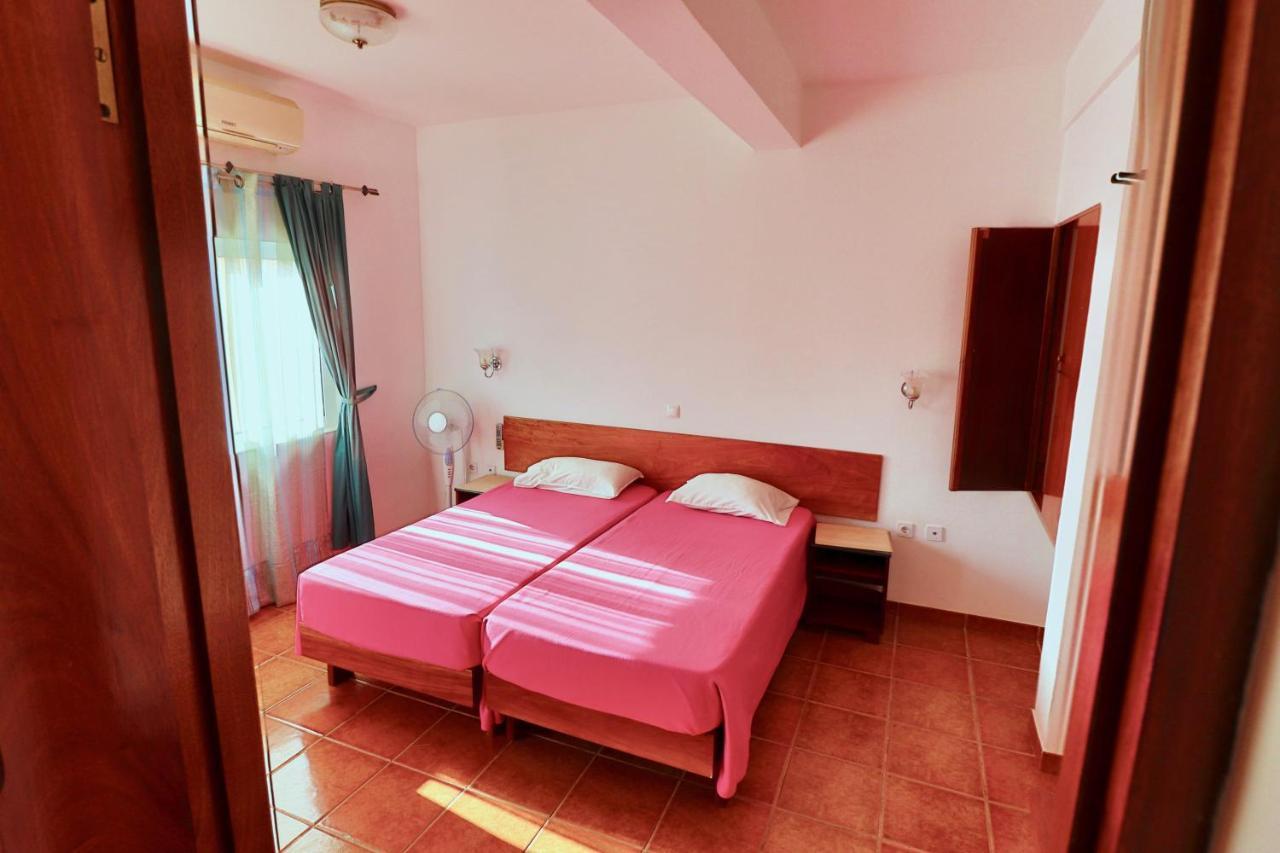 Residencial Che Guevara Bed & Breakfast Mindelo Exterior photo