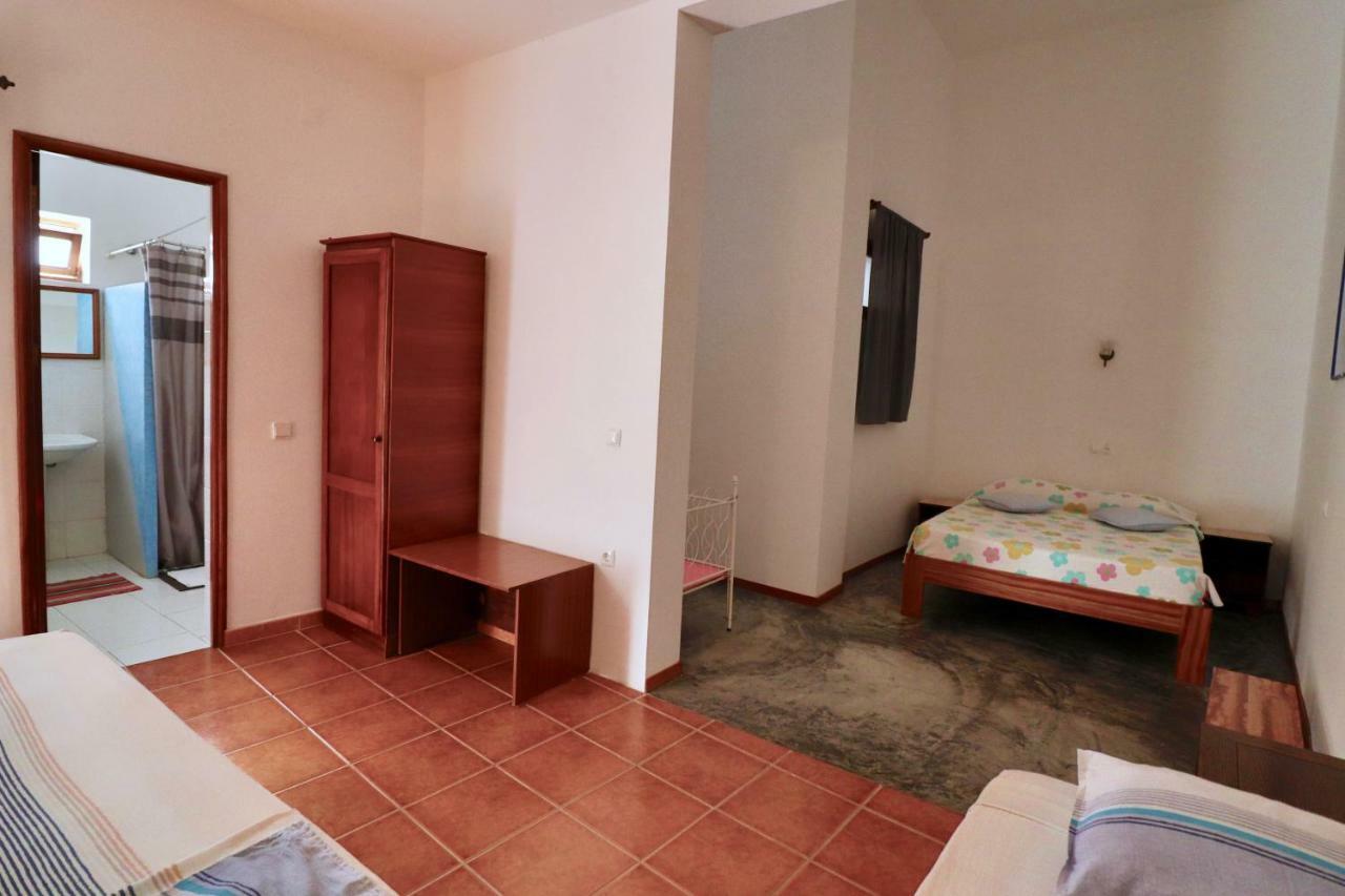Residencial Che Guevara Bed & Breakfast Mindelo Exterior photo